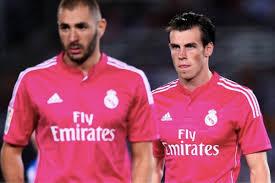 Karim Benzema et Gareth Bale en plan moyen portent un maillot rose.